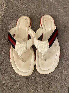 Gucci White Leather Flip Flop Sandals with Red and Blue Stripe